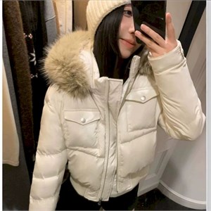 {{photo.Alt || photo.Description || 'Cute Woman  Куртка ретро с капюшоном  019-852'}}