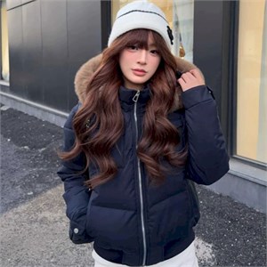 {{photo.Alt || photo.Description || 'Cute Woman  Куртка ретро с капюшоном  019-852'}}