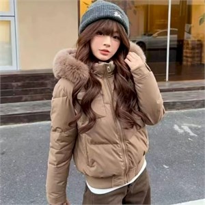 {{photo.Alt || photo.Description || 'Cute Woman  Куртка ретро с капюшоном  019-852'}}