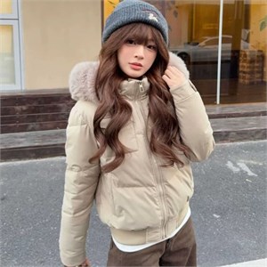 {{photo.Alt || photo.Description || 'Cute Woman  Куртка ретро с капюшоном  019-852'}}