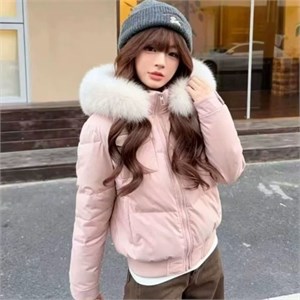 {{photo.Alt || photo.Description || 'Cute Woman  Куртка ретро с капюшоном  019-852'}}