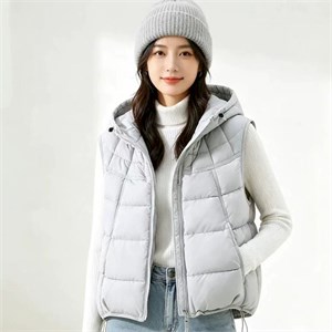{{photo.Alt || photo.Description || 'Cute Woman Жилет с капюшоном  022-817'}}