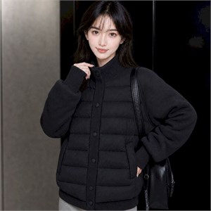 {{photo.Alt || photo.Description || 'Cute Woman Куртка с трикотажными рукавами  023-7605'}}