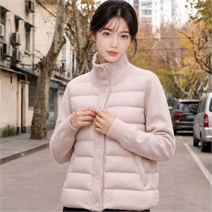 {{photo.Alt || photo.Description || 'Cute Woman Куртка с трикотажными рукавами  023-7605'}}