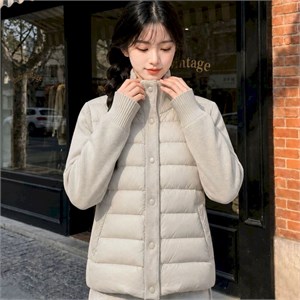 {{photo.Alt || photo.Description || 'Cute Woman Куртка с трикотажными рукавами  023-7605'}}