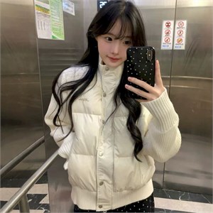{{photo.Alt || photo.Description || 'Cute Woman Куртка с трикотажными рукавами  009-A35'}}