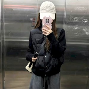 {{photo.Alt || photo.Description || 'Cute Woman Куртка с трикотажными рукавами  009-A35'}}