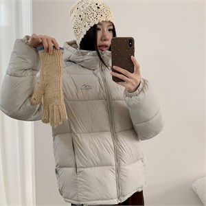 {{photo.Alt || photo.Description || 'Cute Woman Куртка с капюшоном  028-2612'}}