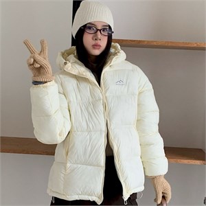 {{photo.Alt || photo.Description || 'Cute Woman Куртка с капюшоном  028-2612'}}
