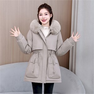 {{photo.Alt || photo.Description || 'Cute Woman Куртка с капюшоном  001-399'}}