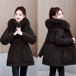 {{photo.Alt || photo.Description || 'Cute Woman Куртка с капюшоном  001-399'}}
