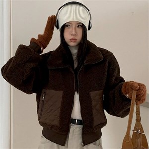 {{photo.Alt || photo.Description || 'Cute Woman Куртка с отворотом из овечьей шерсти  028-2617'}}