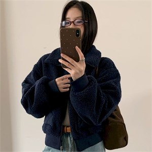 {{photo.Alt || photo.Description || 'Cute Woman Куртка с отворотом из овечьей шерсти  028-2617'}}