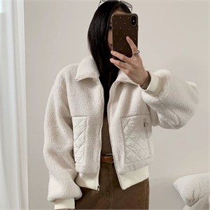 {{photo.Alt || photo.Description || 'Cute Woman Куртка с отворотом из овечьей шерсти  028-2617'}}