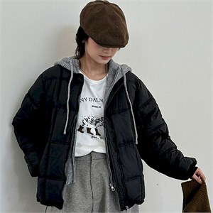 {{photo.Alt || photo.Description || 'Cute Woman  Куртка с вязаным капюшоном  028-2602'}}