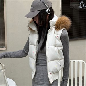 {{photo.Alt || photo.Description || 'Cute Woman  Жилет с капюшоном  025-A03'}}
