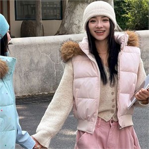 {{photo.Alt || photo.Description || 'Cute Woman  Жилет с капюшоном  025-A03'}}