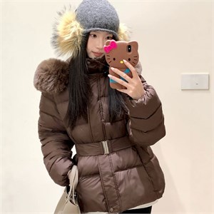 {{photo.Alt || photo.Description || 'Cute Woman  Куртка ретро с капюшоном  009-A28'}}