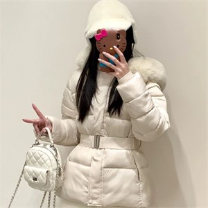 {{photo.Alt || photo.Description || 'Cute Woman  Куртка ретро с капюшоном  009-A28'}}