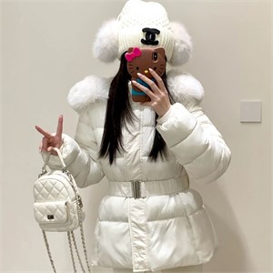 {{photo.Alt || photo.Description || 'Cute Woman  Куртка ретро с капюшоном  009-A28'}}