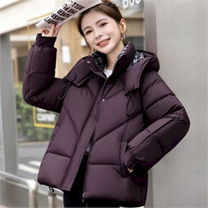 {{photo.Alt || photo.Description || 'Cute Woman Куртка с капюшоном  035-3075'}}