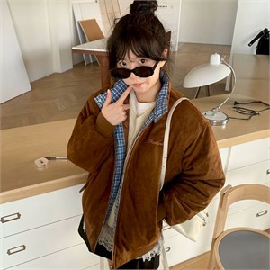 {{photo.Alt || photo.Description || 'Cute Woman  Куртка в стиле ретро 027-850'}}