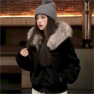 {{photo.Alt || photo.Description || 'Cute Woman  Куртка с капюшоном  011-276-013-6695'}}