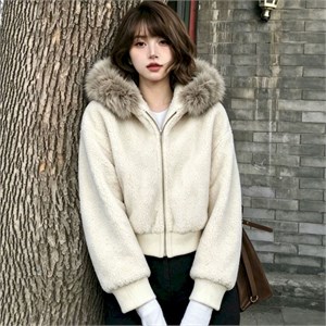 {{photo.Alt || photo.Description || 'Cute Woman  Куртка с капюшоном  011-276-013-6695'}}
