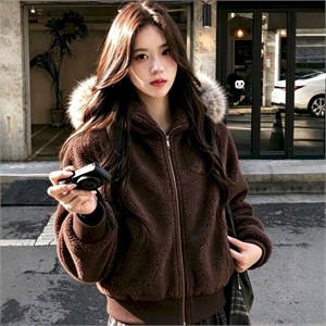 {{photo.Alt || photo.Description || 'Cute Woman  Куртка с капюшоном  011-276-013-6695'}}