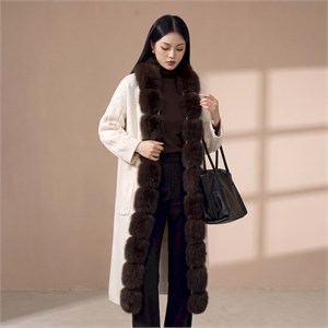 {{photo.Alt || photo.Description || 'Cute Woman Пальто с меховым воротником  026-C2'}}