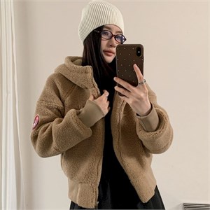 {{photo.Alt || photo.Description || 'Cute Woman Куртка из овечьей шерсти с капюшоном 028-2618'}}