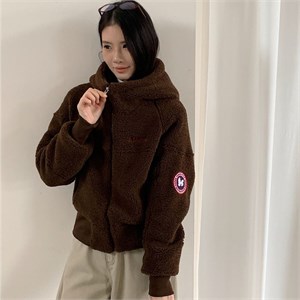 {{photo.Alt || photo.Description || 'Cute Woman Куртка из овечьей шерсти с капюшоном 028-2618'}}