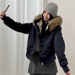 {{photo.Alt || photo.Description || 'Cute Woman Куртка ретро с капюшоном  028-2619'}}
