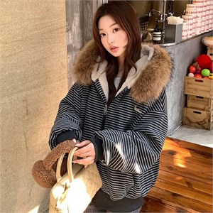 {{photo.Alt || photo.Description || 'Cute Woman Куртка ретро двусторонняя  017-618'}}