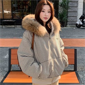 {{photo.Alt || photo.Description || 'Cute Woman Куртка ретро двусторонняя  017-618'}}