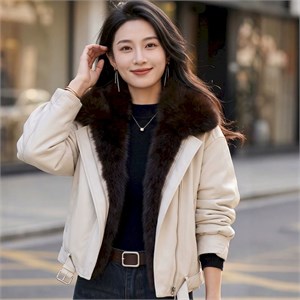 {{photo.Alt || photo.Description || 'Cute Woman Куртка из искусственной кожи с меховым воротником  026-A28'}}
