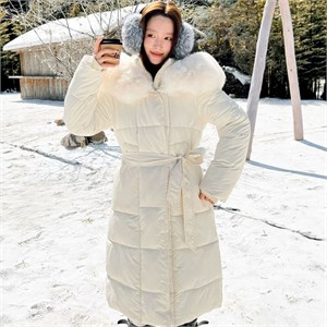 {{photo.Alt || photo.Description || 'Cute Woman Пуховик-пальто с капюшоном  010-903'}}