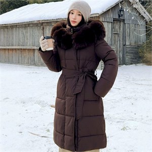 {{photo.Alt || photo.Description || 'Cute Woman Пуховик-пальто с капюшоном  010-903'}}