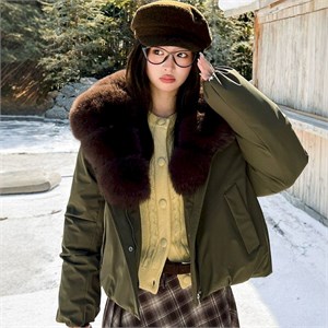 {{photo.Alt || photo.Description || 'Cute Woman Куртка с меховым воротником  010-857'}}