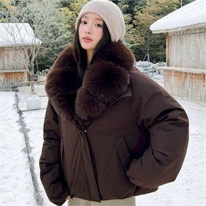 {{photo.Alt || photo.Description || 'Cute Woman Куртка с меховым воротником  010-857'}}