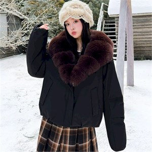 {{photo.Alt || photo.Description || 'Cute Woman Куртка с меховым воротником  010-857'}}