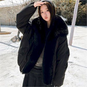 {{photo.Alt || photo.Description || 'Cute Woman Куртка с меховым воротником  010-856'}}