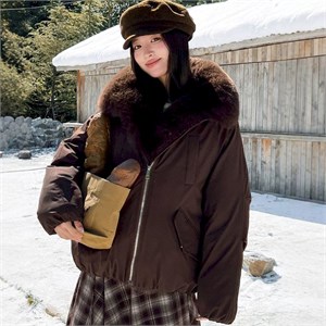 {{photo.Alt || photo.Description || 'Cute Woman Куртка с меховым воротником  010-856'}}