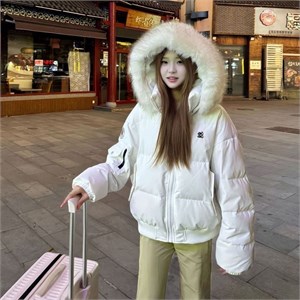 {{photo.Alt || photo.Description || 'Cute Woman Пуховик  013-6703'}}