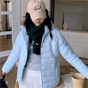{{photo.Alt || photo.Description || 'Cute Woman Куртка с капюшоном  027-830'}}