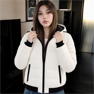 {{photo.Alt || photo.Description || 'Cute Woman Куртка с капюшоном  023-636'}}