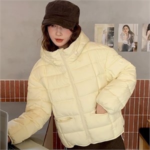 {{photo.Alt || photo.Description || 'Cute Woman Куртка с капюшоном  001-B09'}}
