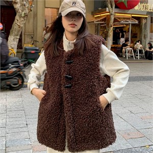{{photo.Alt || photo.Description || 'Cute Woman Жилет из овечьей шерсти  026-A11'}}