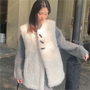 {{photo.Alt || photo.Description || 'Cute Woman Жилет из овечьей шерсти  026-A11'}}