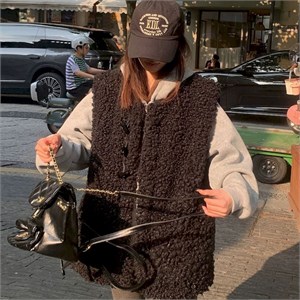 {{photo.Alt || photo.Description || 'Cute Woman Жилет из овечьей шерсти  026-A11'}}